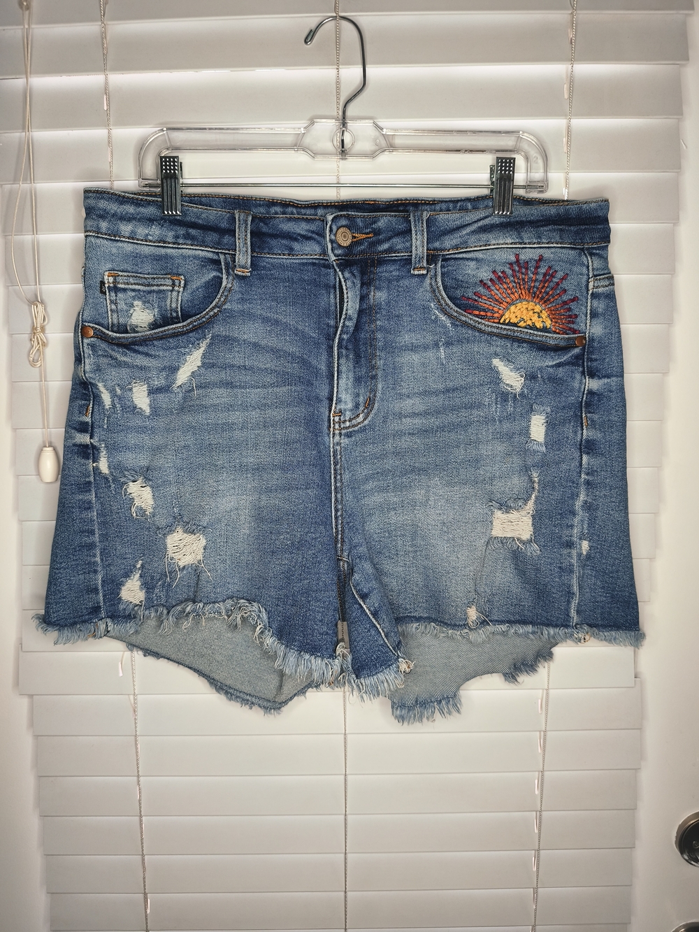 Judy Blue Sun Embroidered High Rise Denim Shorts Distressed Raw Hem Size 1XL EUC